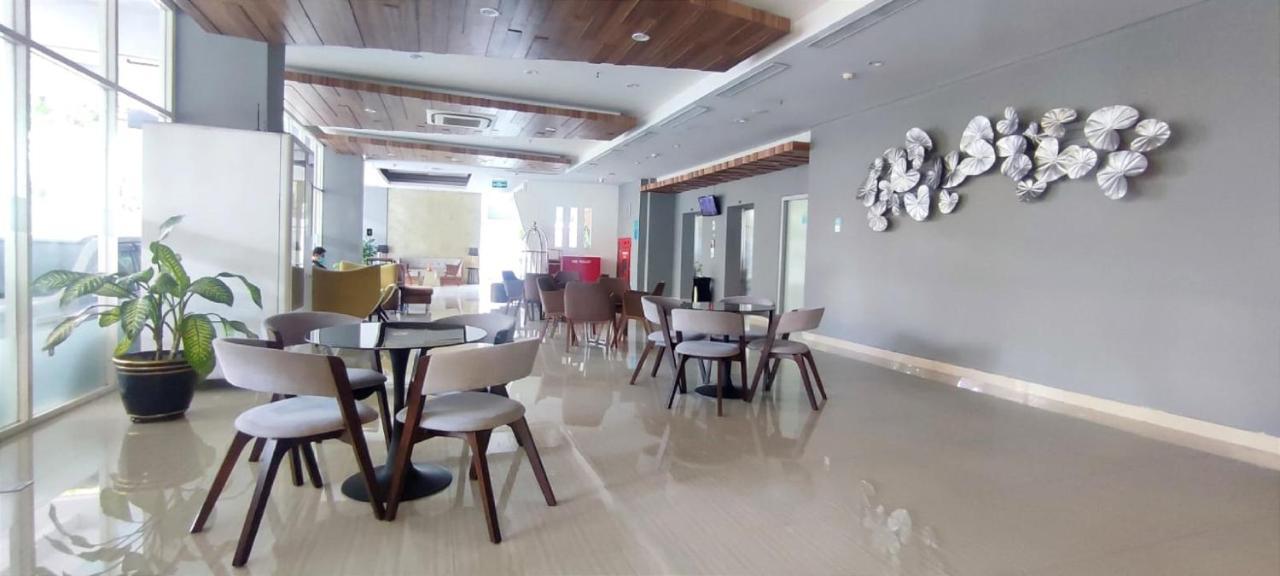 Hotel Khas Gresik Esterno foto