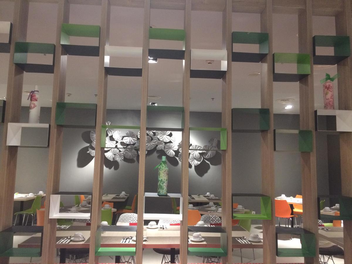 Hotel Khas Gresik Esterno foto